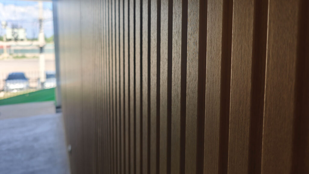 Revestimiento placas WPC pared mellado